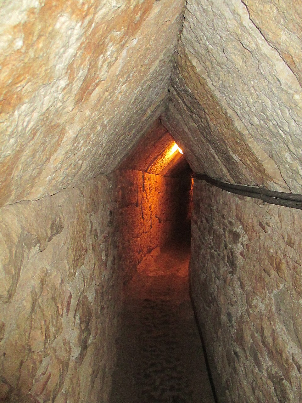 ATTRACTIONS tunnel of eupalinos 04